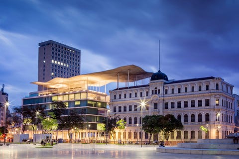 HetMuseu de Arte do Rio MARbeslaat drie gebouwen het Palacete Dom Joo VI ooit een paleis een politiebureau en een voormalig busstation die met elkaar zijn verbonden door een golvend dak een gang en een plein In het paleis bevinden zich de toonzalen van het museum terwijl in het politiegebouw de Escola do Olhar gevestigd is Hier kunnen docenten van openbare scholen kunstonderwijs volgen De grootste uitdaging voor ontwerpers Bernardes Jacobsen was om van deze drie panden n gebouw te maken