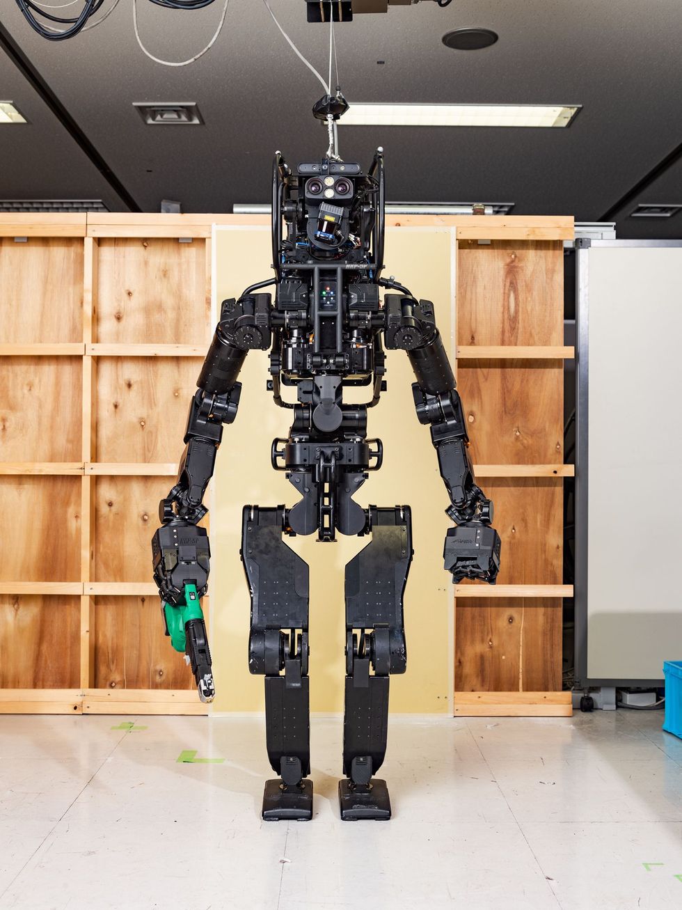 Elke robot is toegesneden op zijn functie en op de behoeften van de mensen met wie hij werkt Zo is HRP5P links die in Japan is ontwikkeld 175 meter lang en weegt hij honderd kilo Hij heeft armen benen en een hoofd en werkt met zware ladingen op bouwplaatsen en op scheepswerven