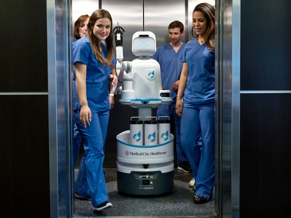 In het Medical City Heart Hospital in Dallas rechts werkt Moxi een robot die taken kan aanleren en van verpleegkundigen kan overnemen zoals spullen ophalen monsters naar het laboratorium brengen en de was meenemen