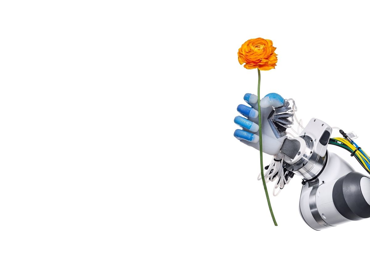 Aan de Technische Universiteit Berlijn pakt deze robothand met zijn pneumatische vingers  voorzichtig maar stevig  een bloem op Dankzij de voortschrijdende technologie krijgen robots steeds meer menselijke vaardigheden