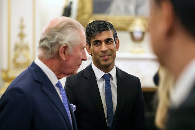 el primer ministro britanico, rishi sunak, y el rey carlos iii