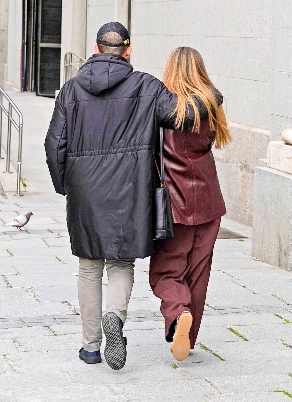 el presentador y su nueva novia, de espaldas, pasean abrazados cerca del teatro real de madrid