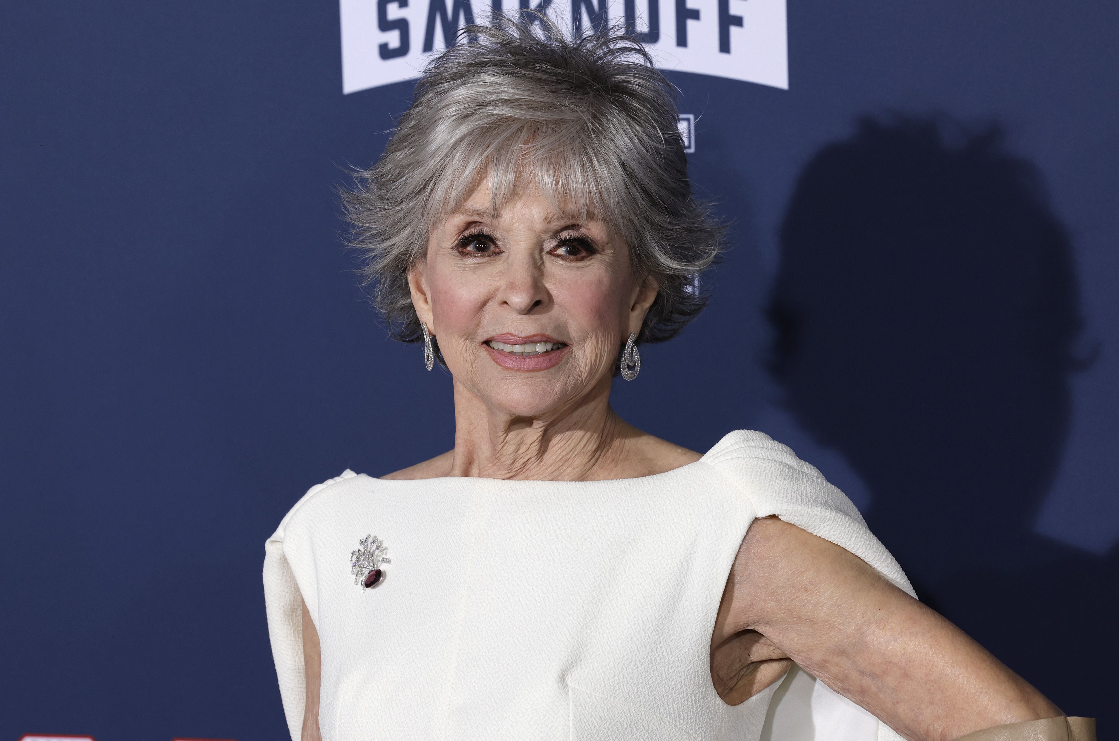 Rita Moreno marca estilo a sus 91 años con mono capa