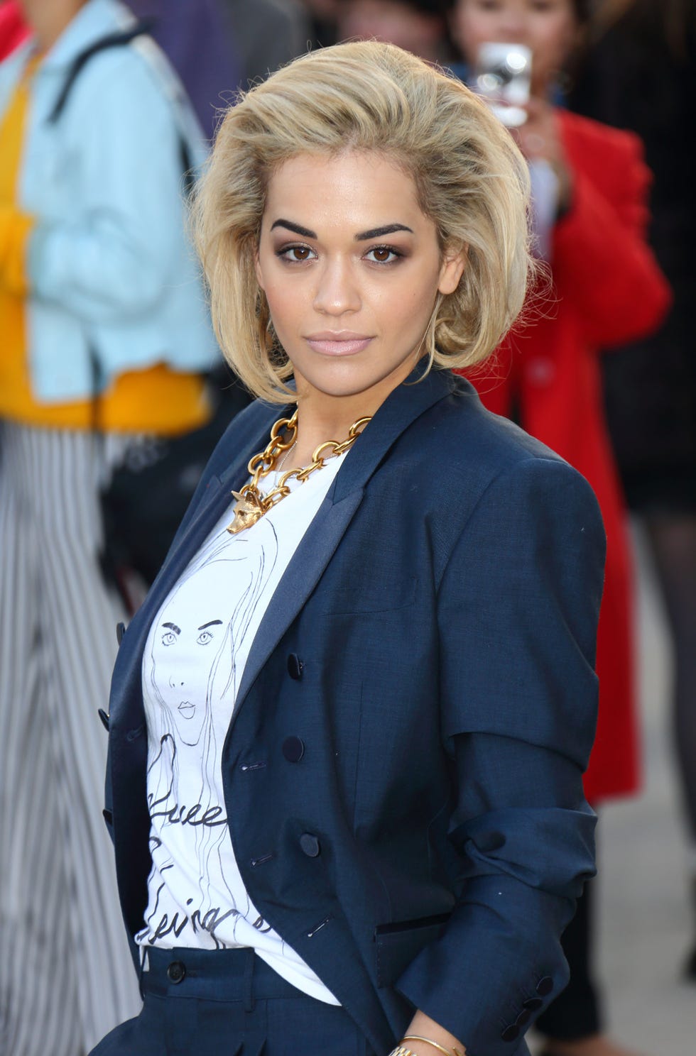 rita ora asymmetrical bob haircut