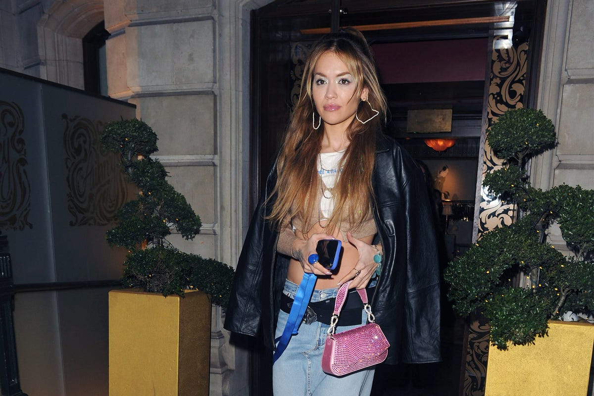 El impresionante six pack de Rita Ora con un crop top