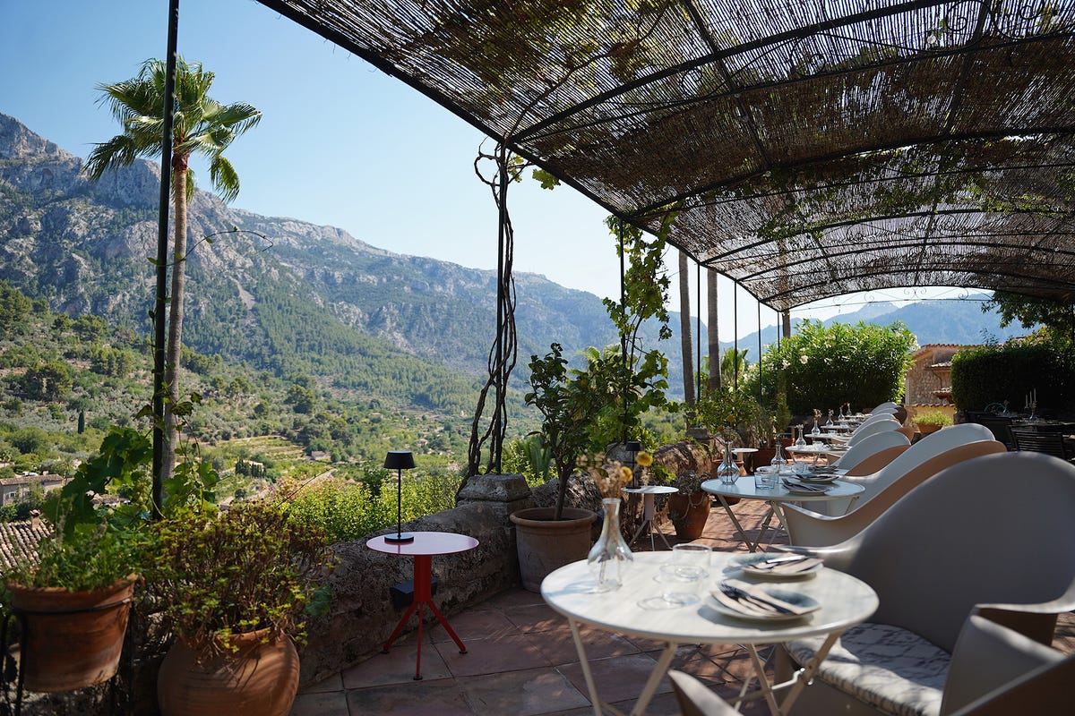 Croquetas, arroces y vistas infinitas: el restaurante  secreto  que late entre las montañas de Mallorca