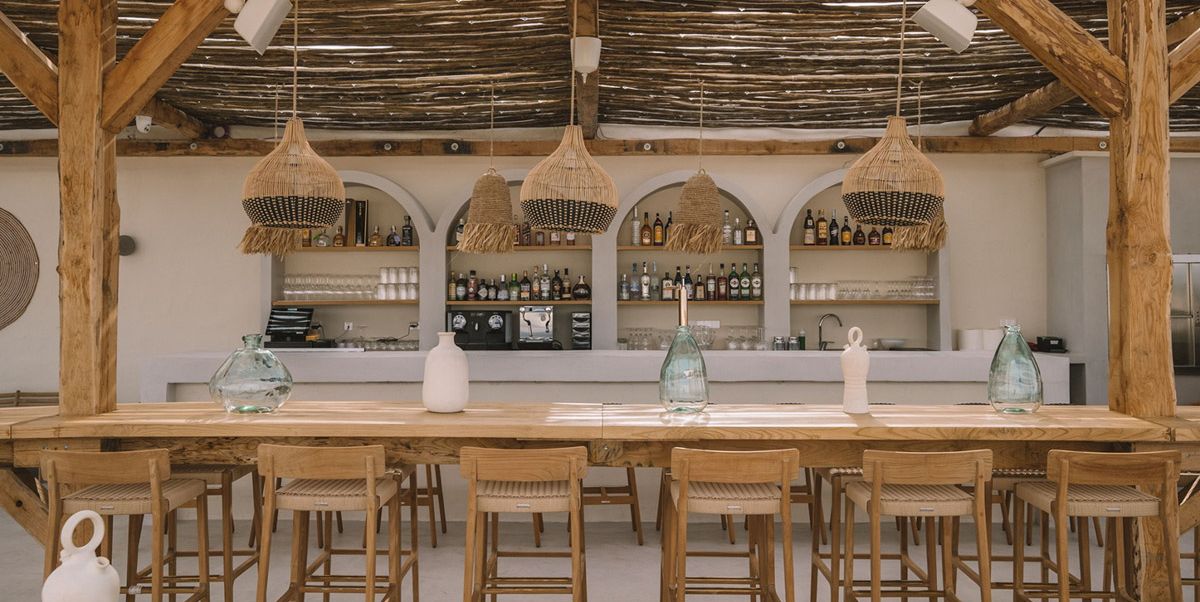 La mejor terraza de Formentera, que siempre está de moda, para ver el atardecer y comer bien en las islas baleares