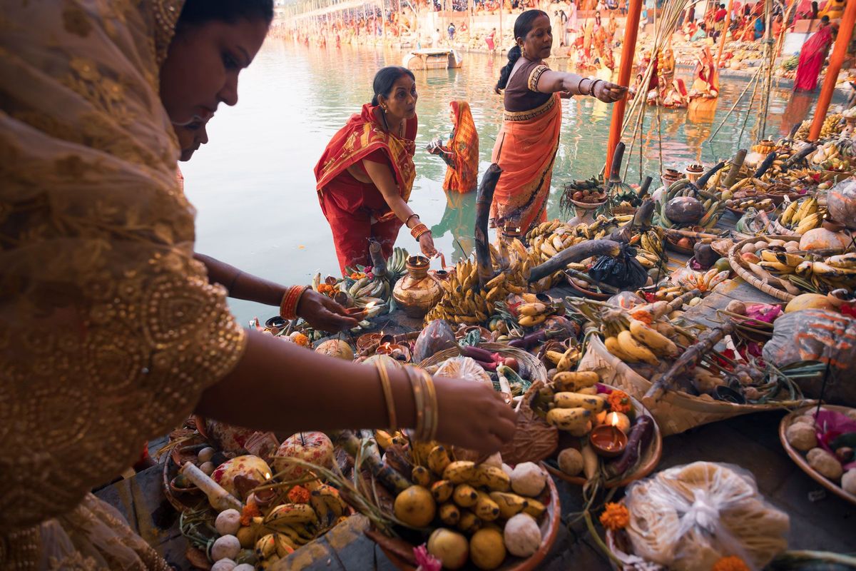 Het festival van Chhath Puja wordt tegenwoordig in grote delen van India Nepal en andere landen gevierd en is een hindoestisch feest op basis van de oude Vedas en gewijd aan de zonnegod Surya Gedurende het festival nemen mensen deel aan allerlei rituelen zoals baden in heilig water vasten en tenminste een uur lang in het water staan als smeekbede voor de bescherming van de familie