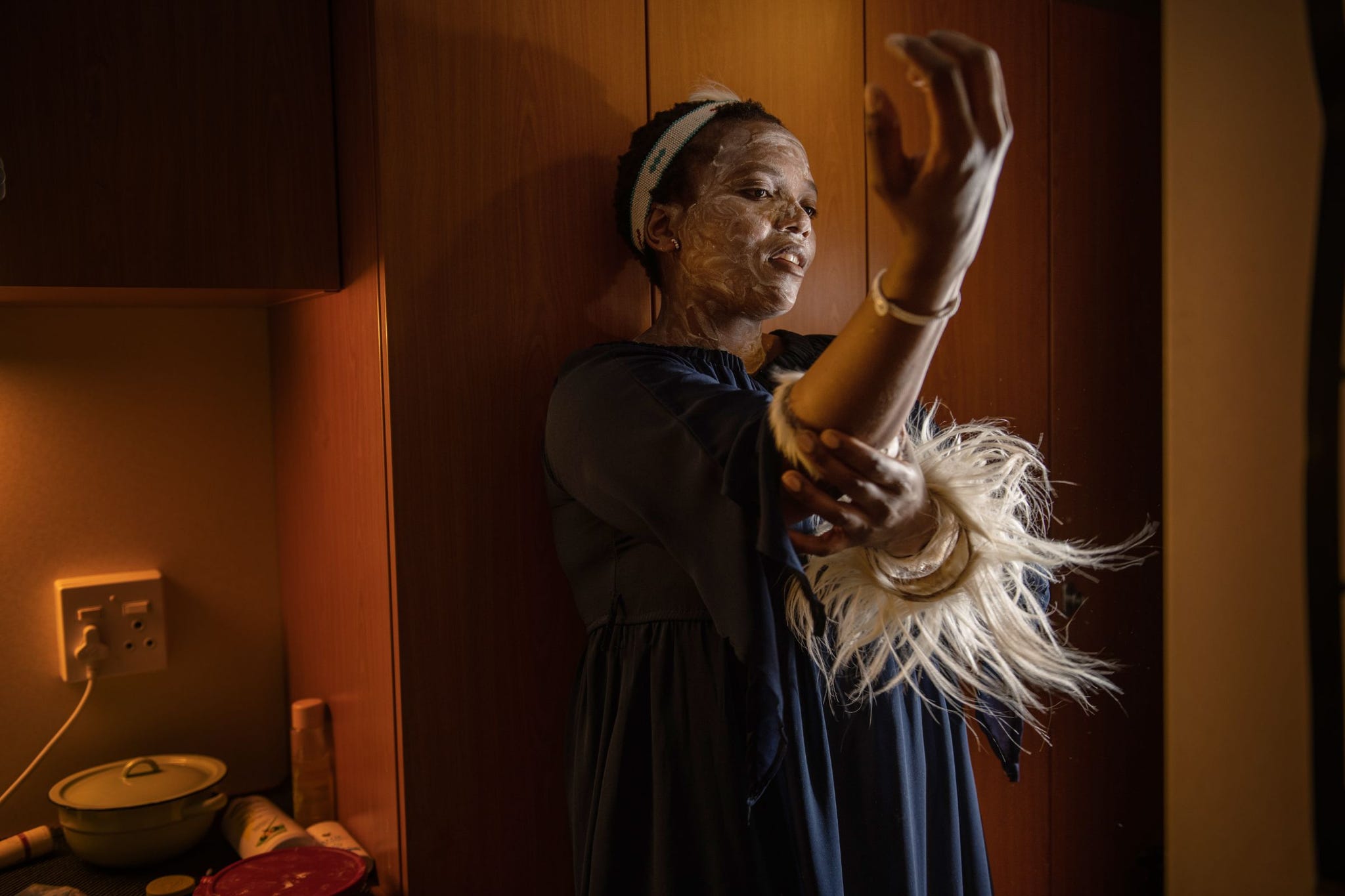 spirituele vrouw doet een vuurritueel