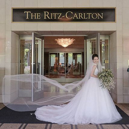 「ザ・リッツ・カールトン東京」のエントランスに佇む花嫁。