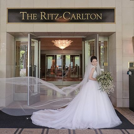 「ザ・リッツ・カールトン東京」のエントランスに佇む花嫁。