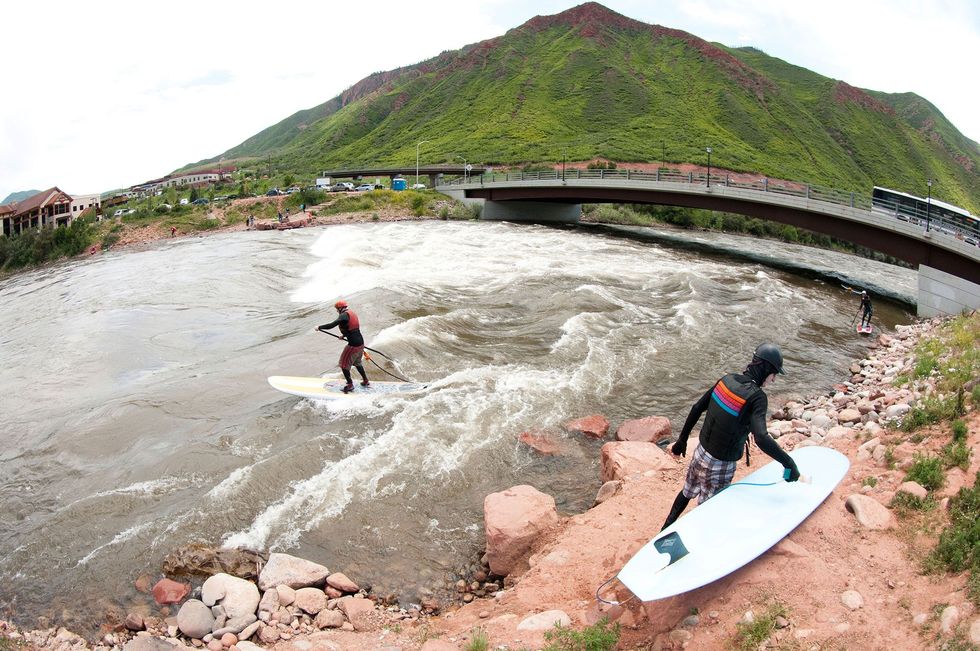 Mensen aan het surfen op de rivier Colorado bij Glenwood Springs Colorado
