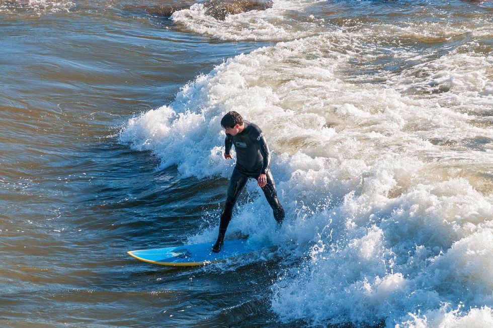 Een surfer doet zijn ding op een golf in de rivier Clark Fork in Missoula in de staat Montana