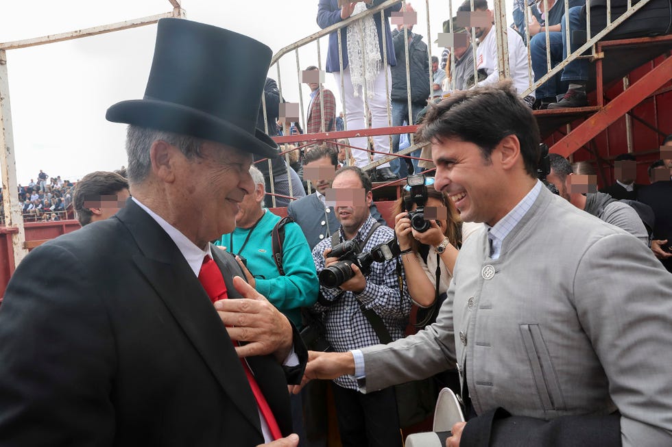 francisco rivera sonríe junto a su tío josé, riverita