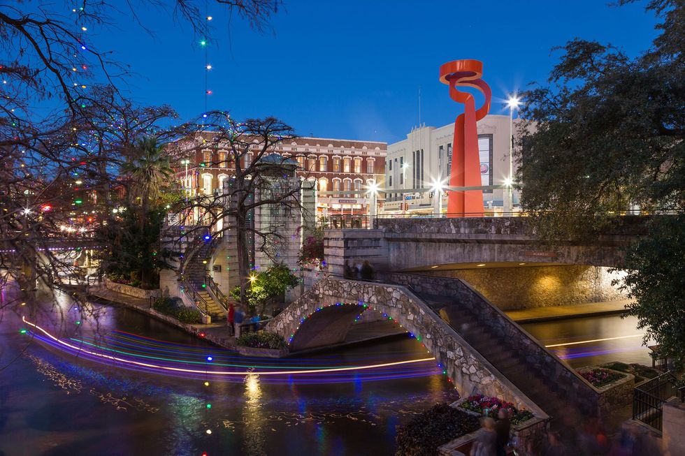 De River Walk in het centrum van San Antonio is s nachts met kleurige lampjes versierd