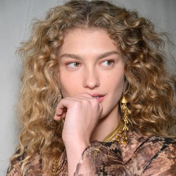 el rizador que hace ondas duraderas mujer con el pelo rizado