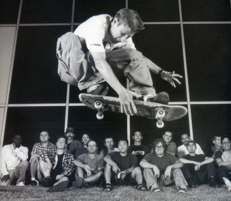 skateboarder die een sprong uitvoert voor een groep toeschouwers