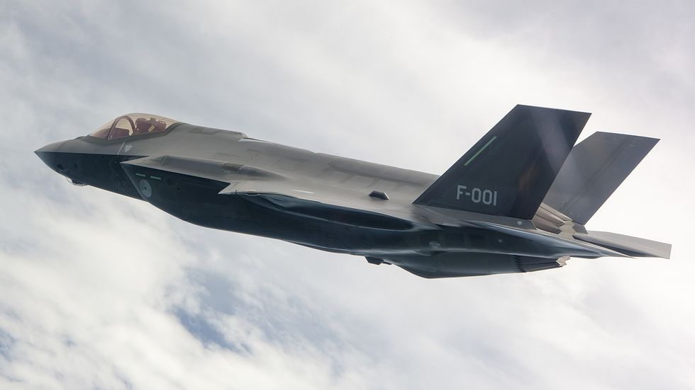 f 35a stealth jet with luneberg lens