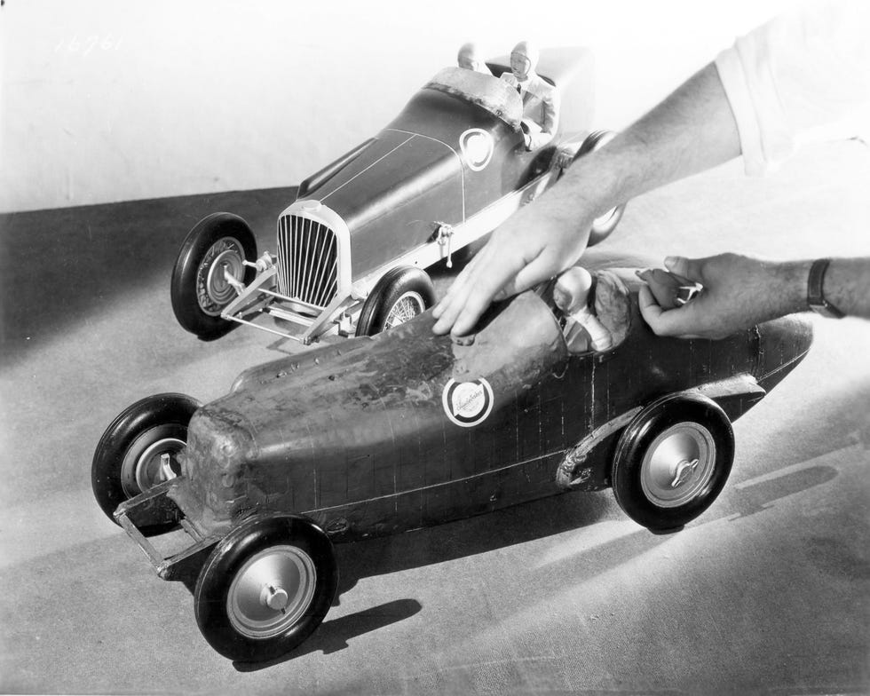 modelos em escala dos carros de corrida Studebaker Indianápolis 500 de 1932 e 1933. Esses modelos foram usados ​​em testes em túnel de vento para desenvolver o design da carroceria do carro de corrida de 1933.