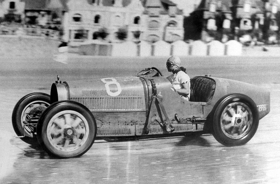 carro de corrida em movimento em uma pista