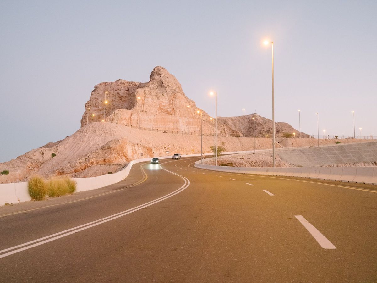 Jebel Hafeet bestaat uit kalksteenrotsen die in de loop van miljoenen jaren verweerd raakten In het gebied zijn belangrijke fossielvondsten gedaan die essentile puzzelstukjes vormen voor het ontrafelen van de eeuwenoude geschiedenis van de stad