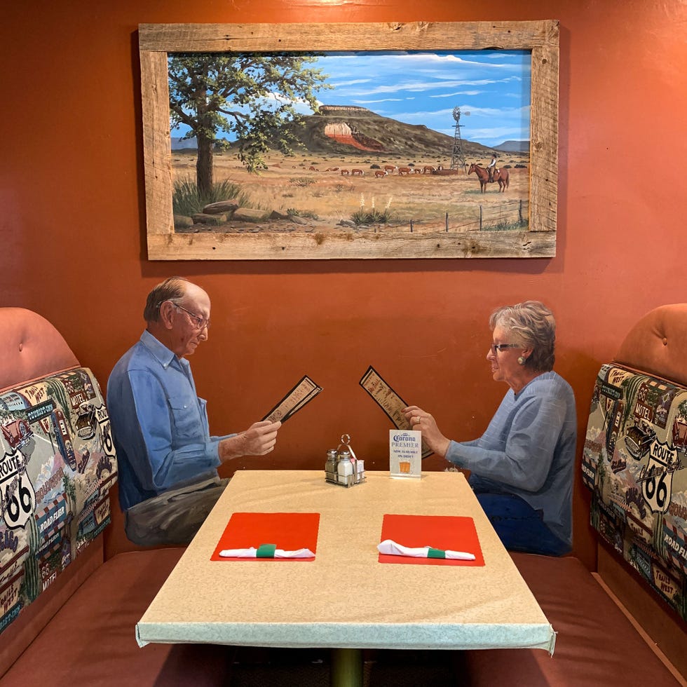In dit restaurant in Tucumcari zijn de tafels echt maarde dinergasteneen trompeloeilschildering Op het schilderij erbovenzijn runderen te zien die zich verzamelen rondom een plas water dat door een windmolen is opgepompt In de toekomst zullen er veel meer windmolens en ook zonneparken verrijzen