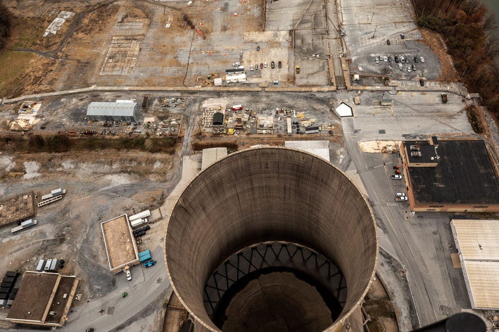 In 2019 veertig jaar na de grootste nucleaireramp uit de Amerikaanse geschiedenis is de kerncentrale Three Mile Island in HarrisburgPennsylvania definitief gesloten Kerncentrales zijn duur maar leveren energie zonder CO2uitstoot Momenteel wordt bijna twintig procent van de Amerikaanse elektriciteit opgewekt door kerncentrales