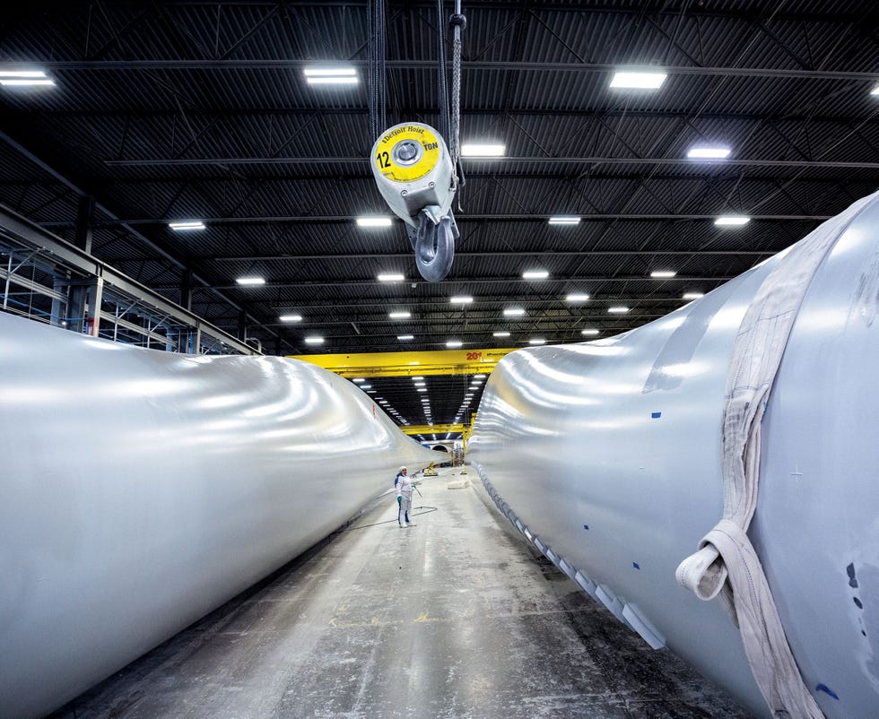In de fabriek van TPI Composites in Newton Iowa worden wieken voor windturbines geschuurd gespoten en gepolijst Duurzame energie heeft Newton een nieuwe impuls gegeven na de sluiting van wasmachinefabriek Maytag in 2007 In een van de oude Maytag gebouwen worden door TPI tegenwoordig carrosserien geproduceerd voor elektrische bussen