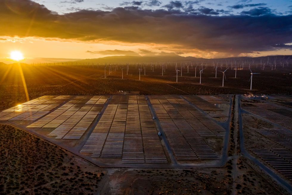 Zonnepanelen en windturbines staan verspreid door de Mojavewoestijn inKern County Californi Zonne en windenergie zijn bezig aan een snelle opmars in deVS waar miljoenen huishoudens al op groene stroom draaien Desondanks wordtnog geen tien procent van alle Amerikaanse energie opgewekt uit zon en wind