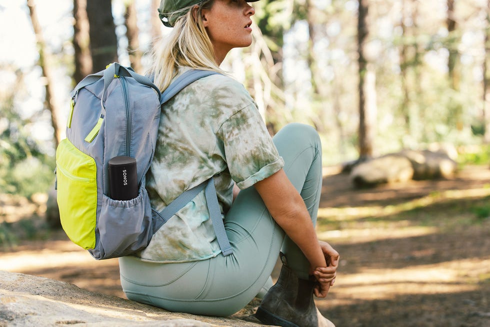 chica en la montaña con sonos