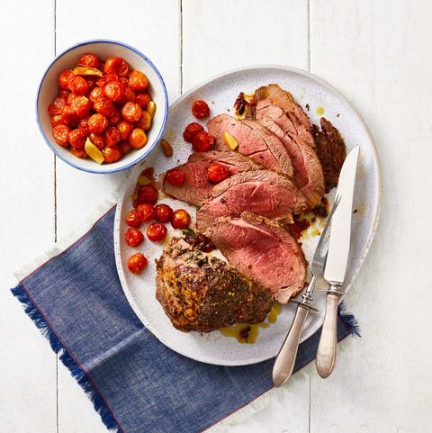 slices of roast lamb with tomatoes