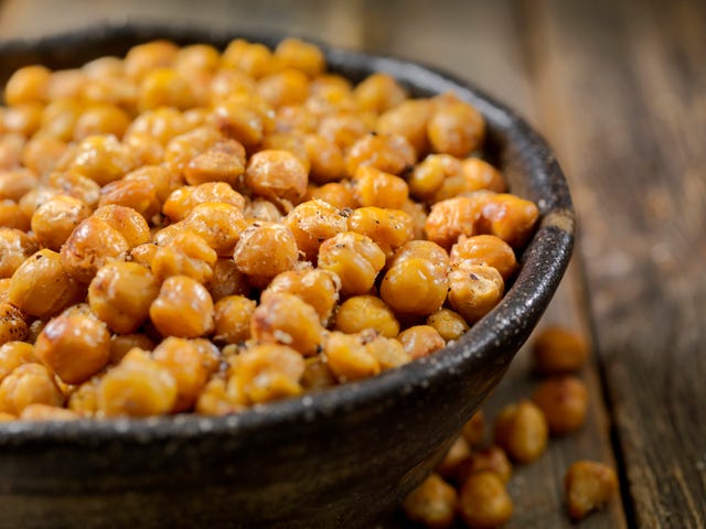 roasted chick peas are a great healthy snack for weight loss