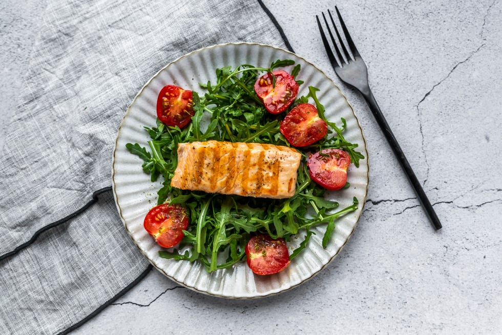 roasted salmon with arugula and tomatoes