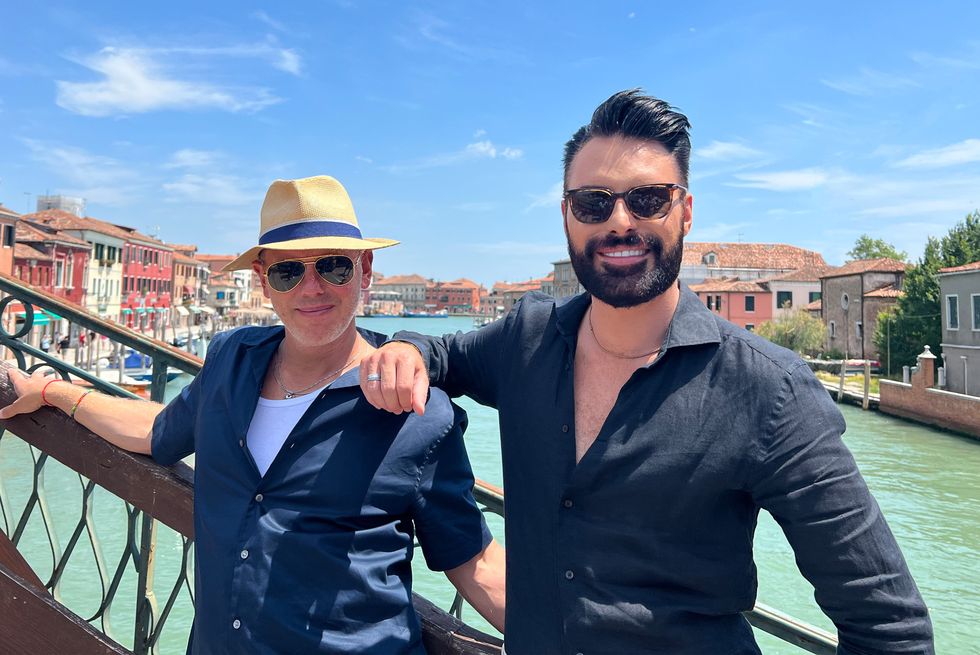 Rob Rinder y Rylan Clark en Venecia durante la gran gira de Rob y Rylan