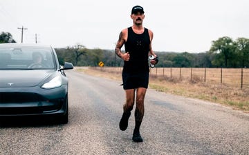 el ultrarunner robbie balenger corriendo contra un coche tesla