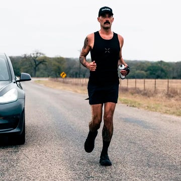 El ultrarunner Robbie Balenger corriendo contra un coche Tesla el ultrarunner robbie balenger corriendo contra un coche tesla