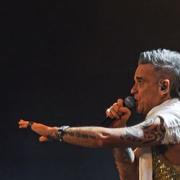 robbie williams singing into a microphone