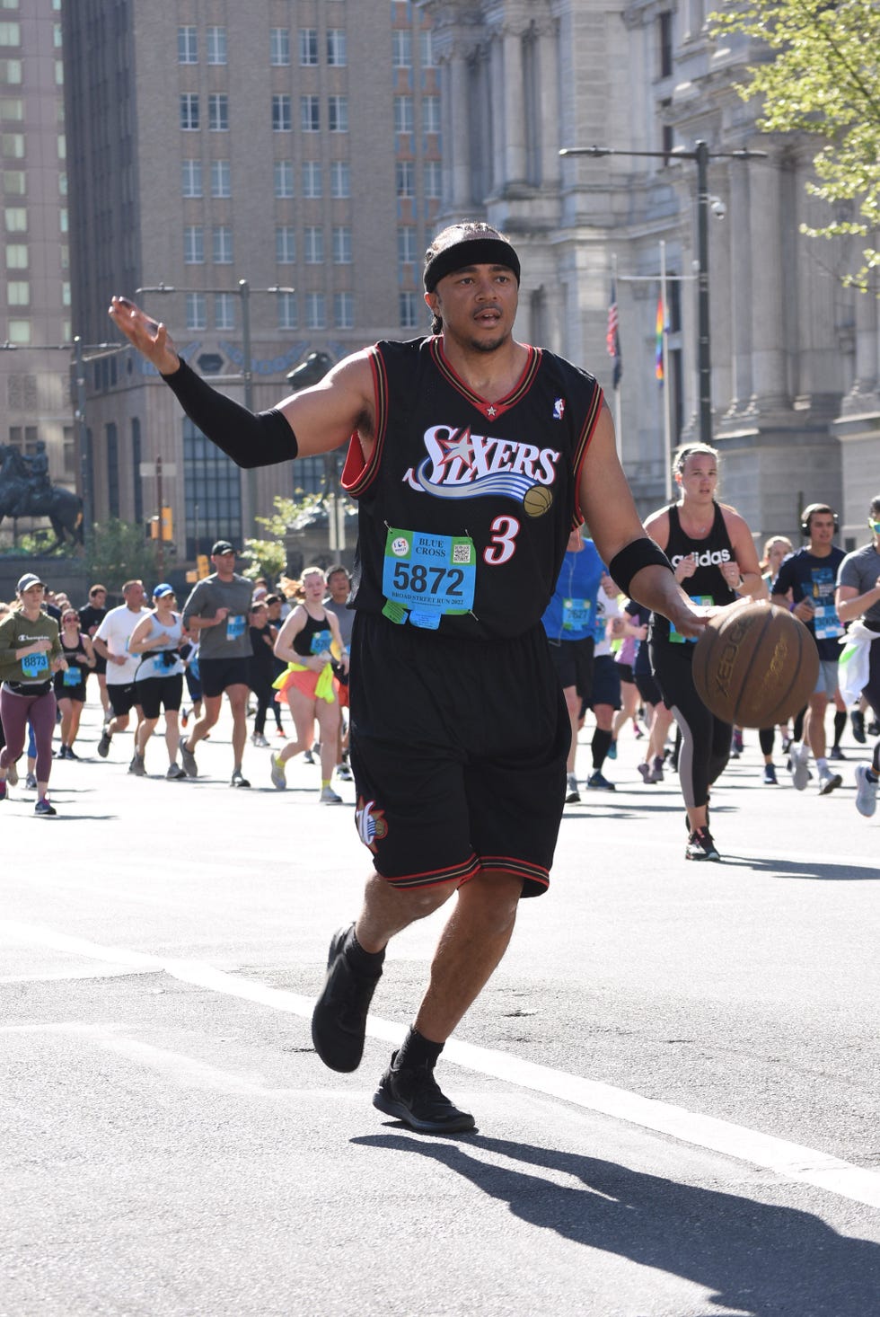 Broad Street Run: Philly man runs race with basketball and Allen