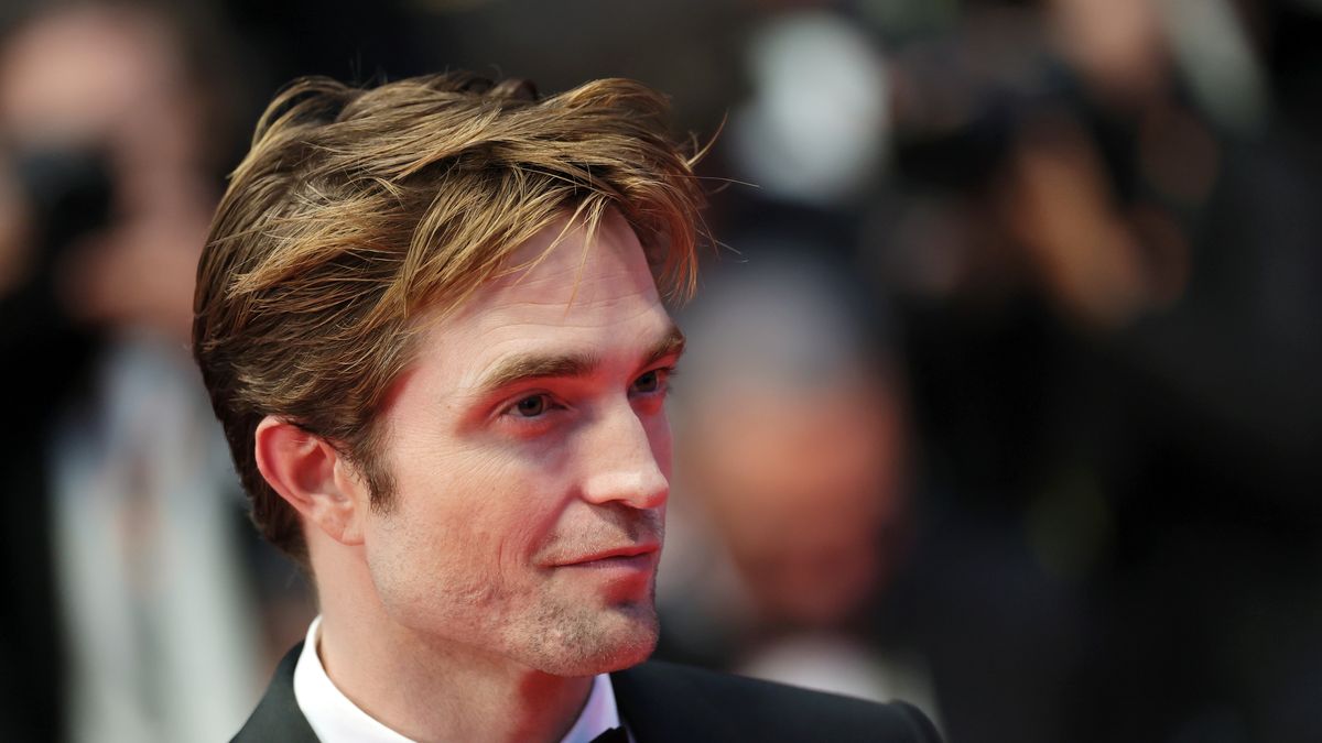 Anteprima di Suki Waterhouse Prank Calls Robert Pattinson, Zoë Kravitz e Camila Morrone | Phonening It In | ELLE