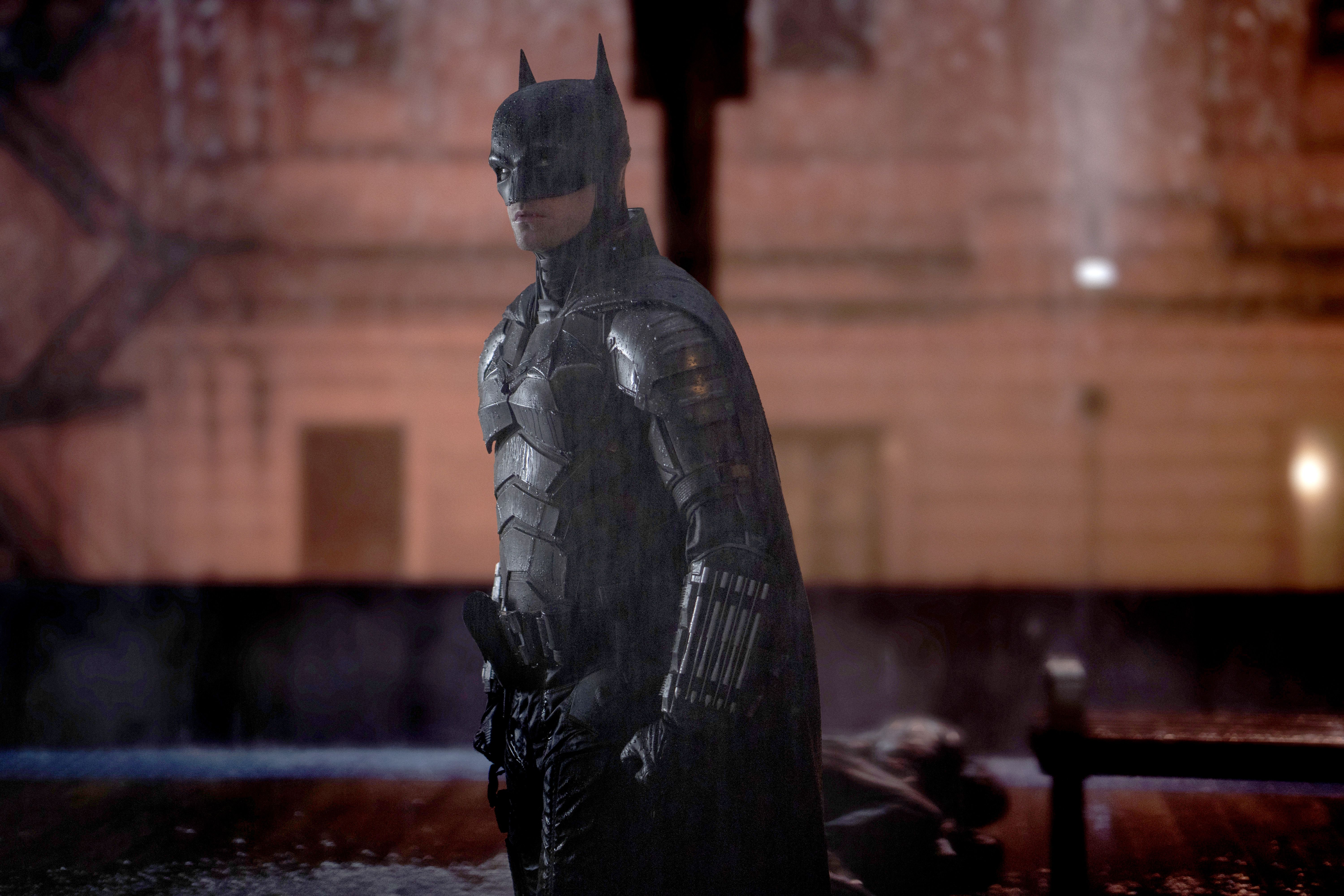 The Batman Movie: New LEGOs Tease Penguin & Catwoman Battles With Robert  Pattinson's Hero
