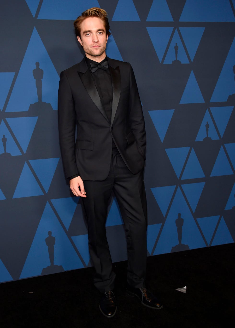 robert pattinson traje negro dior governors awards