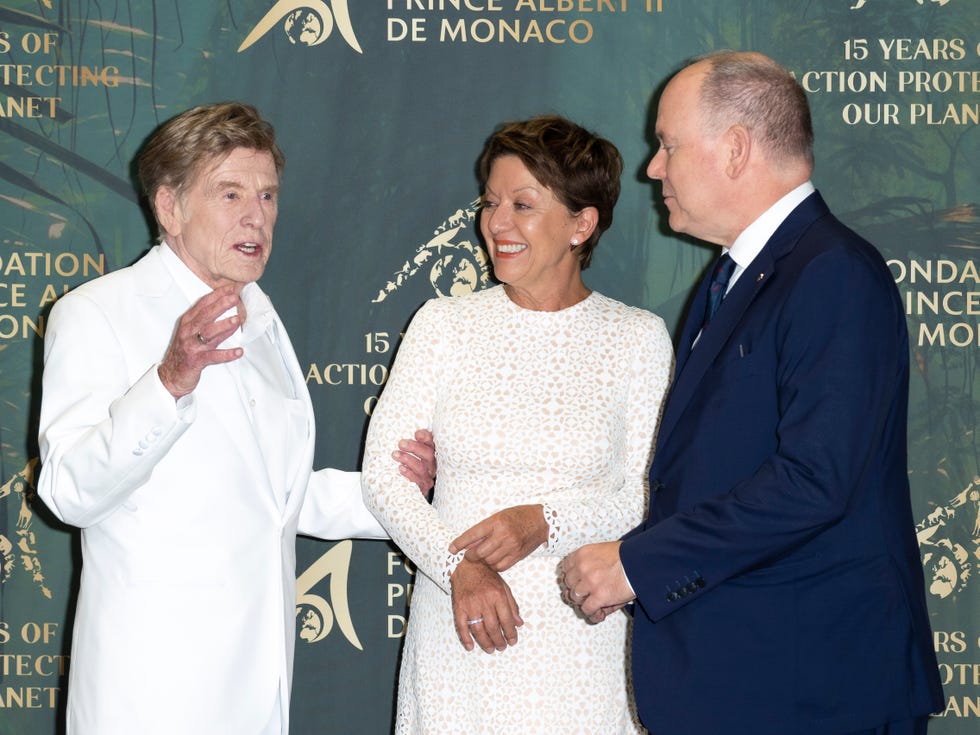 robert redford, sibylle szaggars y el príncipe alberto en la ceremonia de entrega de los premios fundación príncipe alberto de mónaco