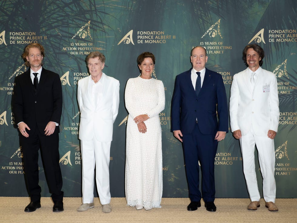 robert redford, sibylle szaggars y el príncipe alberto en la ceremonia de entrega de los premios fundación príncipe alberto de mónaco