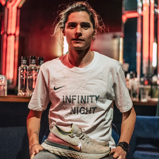 el atleta leonés roberto aláiz posa sentado con una zapatilla en un acto publicitario de nike