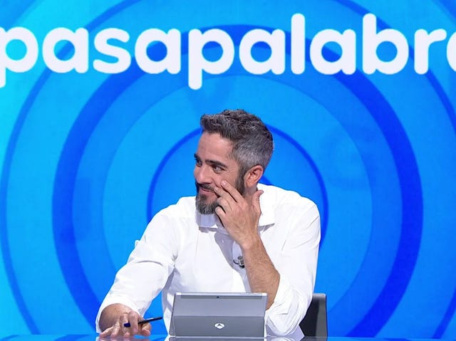 roberto leal celebra su 44 cumpleaños en 'pasapalabra'
