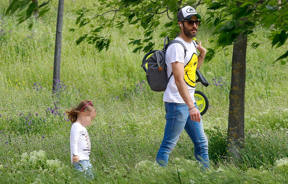 el presentador roberto leal salió a dar un paseo con su hija, lola, por los alrededores de su casa, aprovechando el primer día en el que el gobierno permitía salir a la calle con los niños durante el estado de alarma
