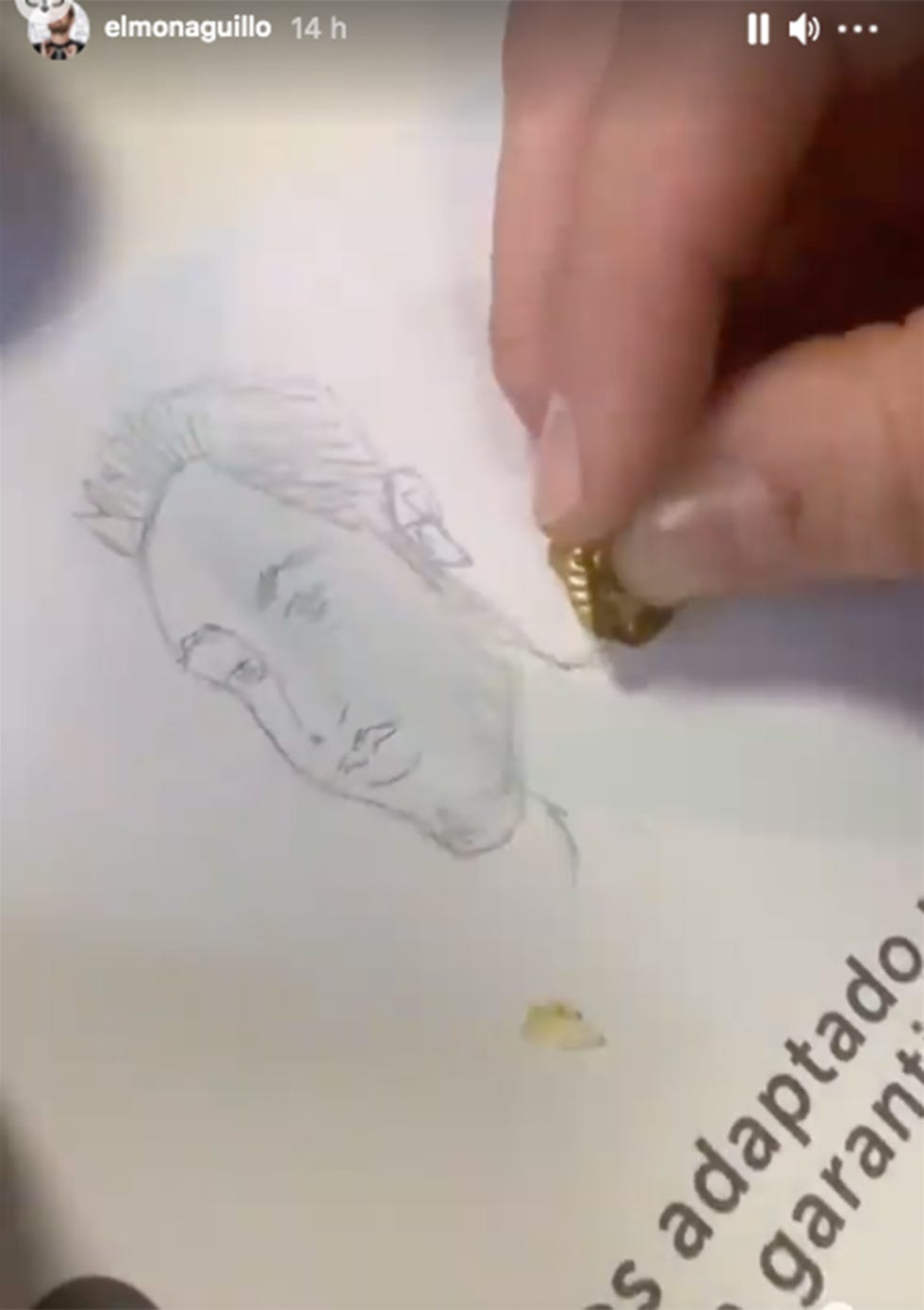 roberto leal dibujando con el tapón de un bote de aceite
