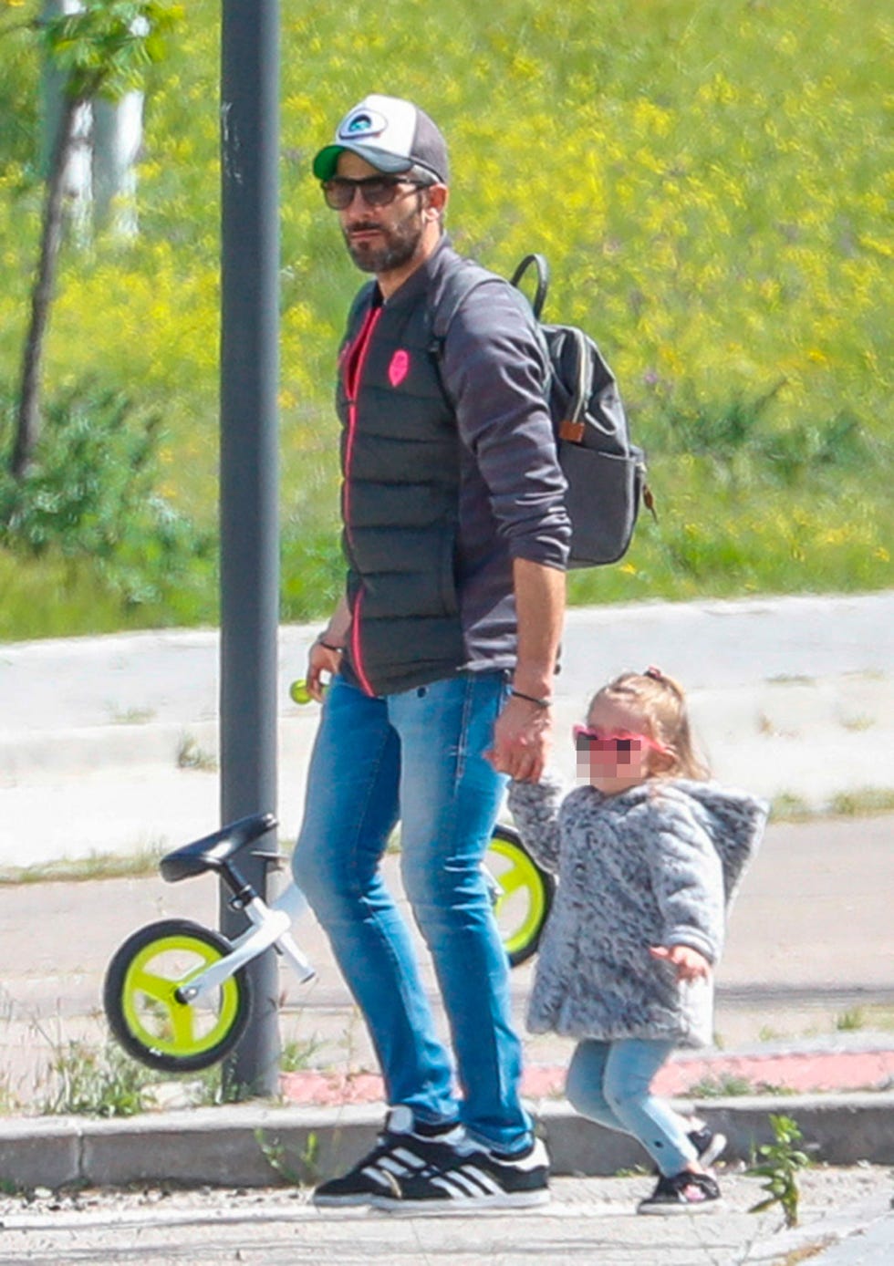 el presentador roberto leal salió a dar un paseo con su hija, lola, por los alrededores de su casa, aprovechando el primer día en el que el gobierno permitía salir a la calle con los niños durante el estado de alarma