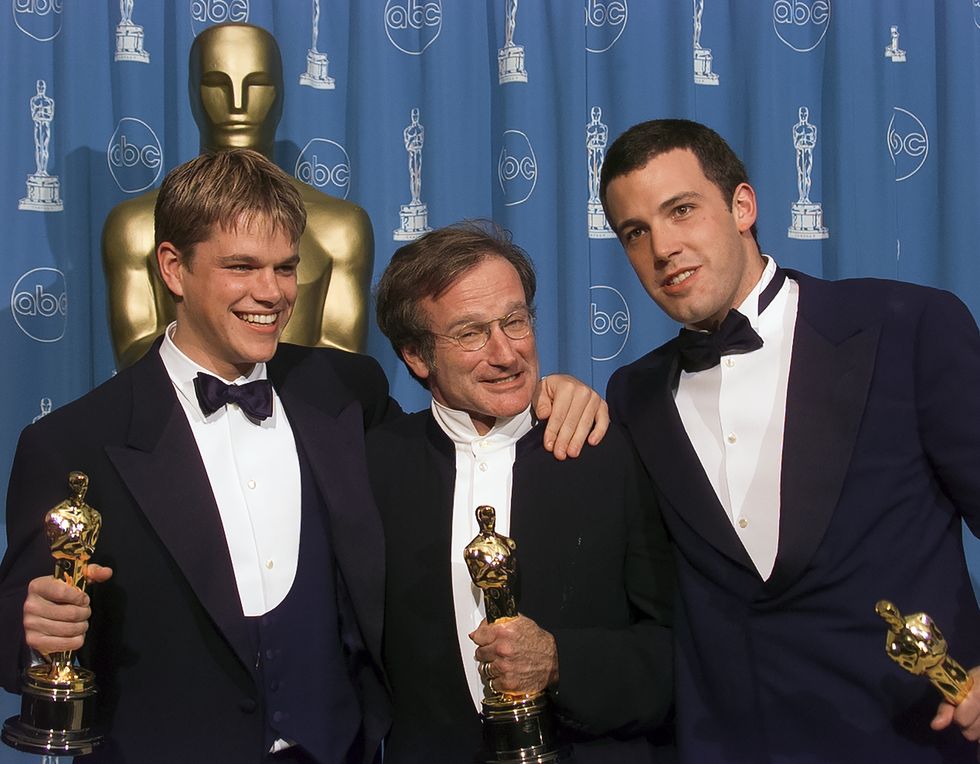 matt damon, robin williams, and ben affleck holding their academy award trophies and embracing