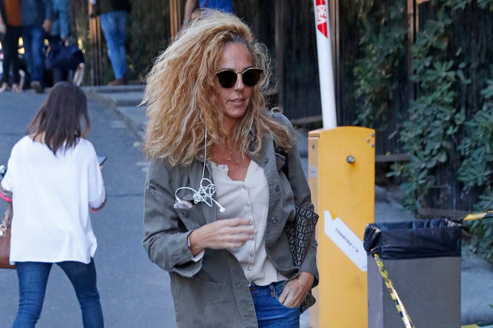 Hair, Jeans, Eyewear, Sunglasses, Street fashion, Denim, Blond, Hairstyle, Yellow, Snapshot, 